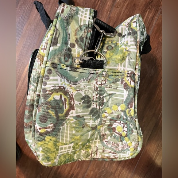 Volcano duffle, gym, overnight, or travel bag. In like new condition! Green. - Picture 13 of 16